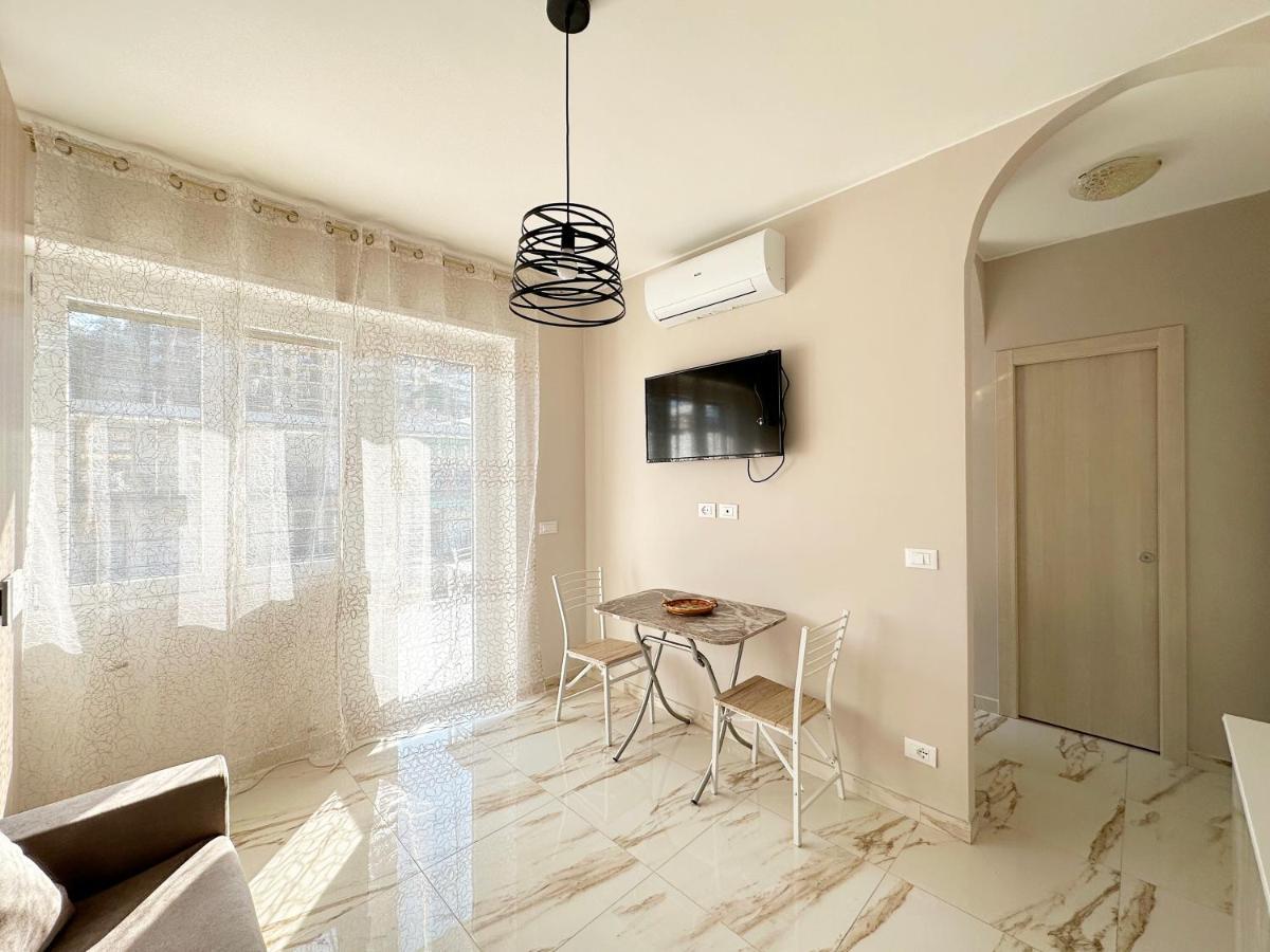 Wh - Un Posto Al Sole - Attico Monolocale Con Parcheggio Gratuito - 5 Minuti Dal Centro - Wifi Apartment Sanremo Exterior photo