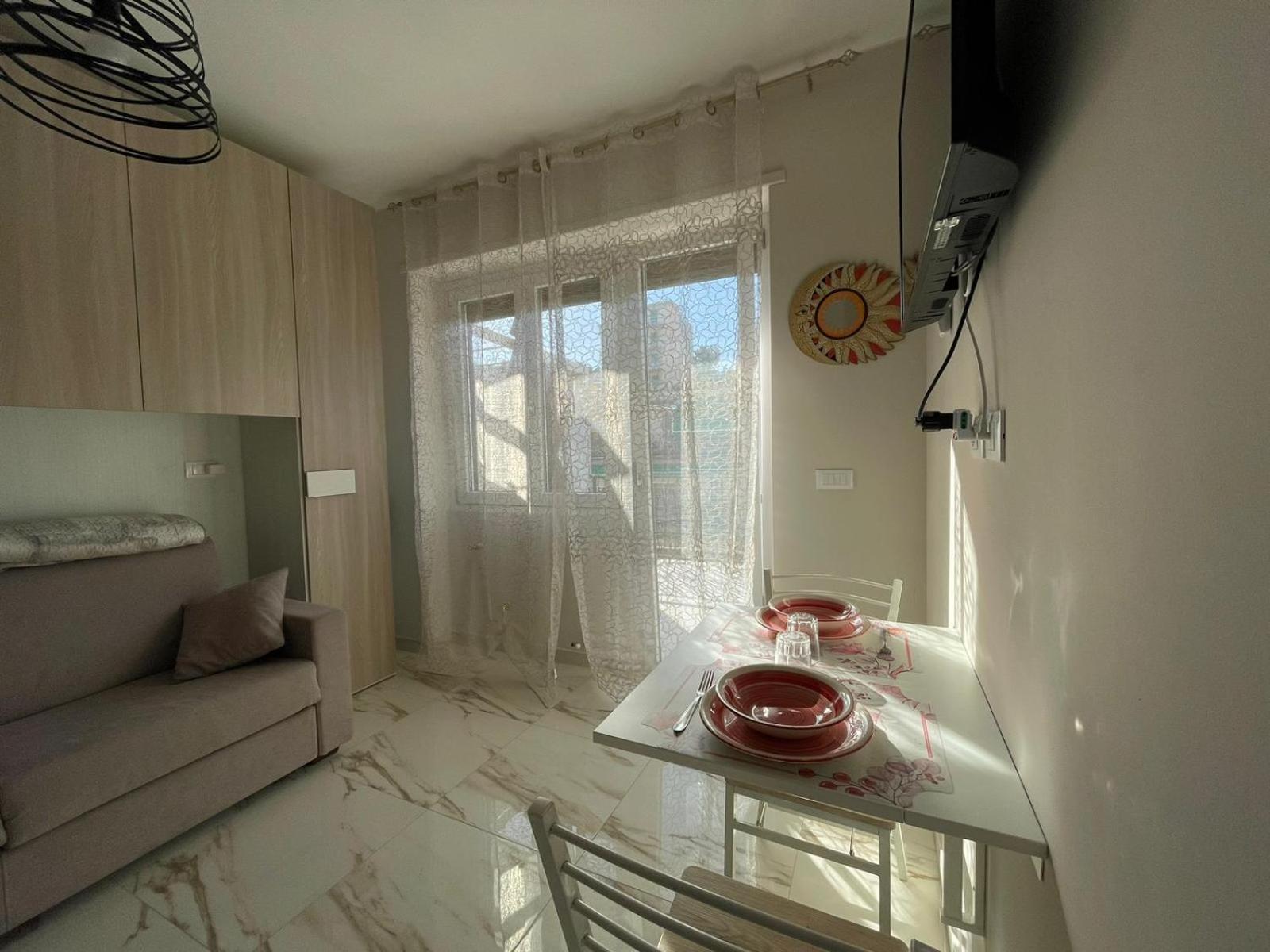 Wh - Un Posto Al Sole - Attico Monolocale Con Parcheggio Gratuito - 5 Minuti Dal Centro - Wifi Apartment Sanremo Exterior photo